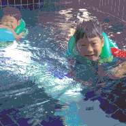 5살 7살 아이들이 좋아하는 야외놀이터와 수영장이 있는 가평 샤샤키즈풀빌라