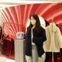 르쿠어 현대백화점 무역센터 팝업스토어, 르쿠어에쿠어 에코퍼 자켓 가방 착샷