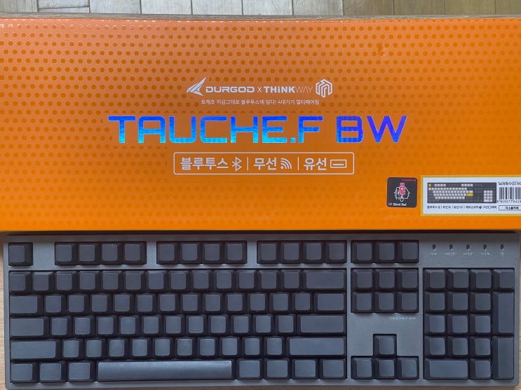 DURGOD X THINKWAY TAUCHE.E BW KEYBOARD_더가드X씽크웨이 토체프 블루투스+무선 키보드+대니하우스 ...