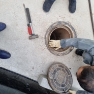 공장 하수구 막힘 맨홀 청소를 주기적으로 하셔야 합니다.