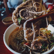 베트남 후에 음식 가이드: 후에에서 꼭 시도해야 할 14가지 길거리 음식 가판대 및 레스토랑