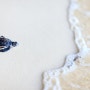 “카기 몰디브 스파 섬에서 부화하는 아기 바다거북이”
