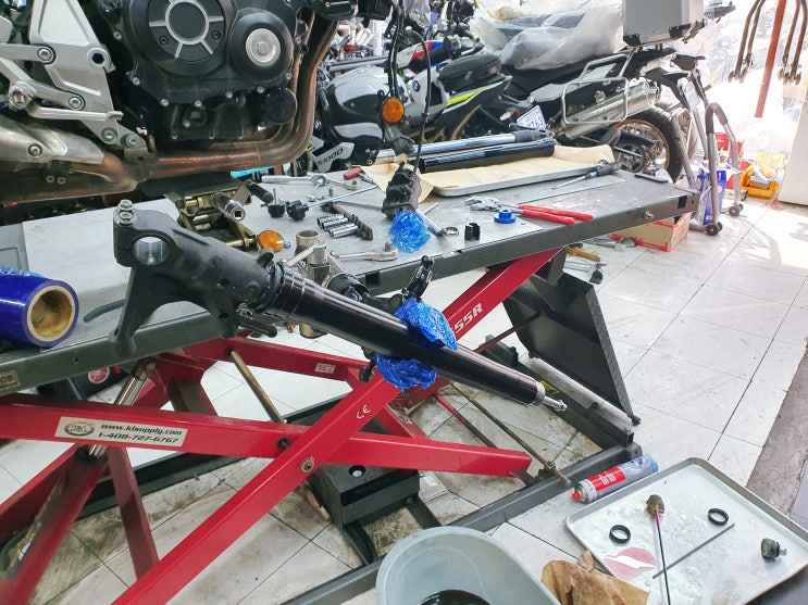 CB1000R 쇼바 오버홀, 페트로나스 엔진 오일 + 필터 교환 안산바스 : 네이버 블로그