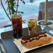 커피이십센치 일산역점 : 일산 디저트 카페 / 꽈배기 맛집