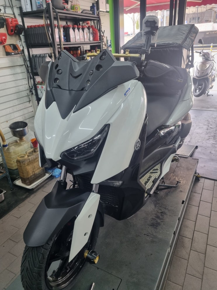 SYM Z+125 리어타이어교환 야마하 XMAX300 V라이트작업 그리고 피렐리로쏘스쿠터 BMW C650GT 페로도 브레이크패드 ...