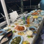 귀여운 원숭이와 바다 위에서 먹는 코타키나발루의 저녁