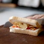 먹다 남은 연어 캐비어로 업그레이드한 바삭바삭 감자칩 샌드위치