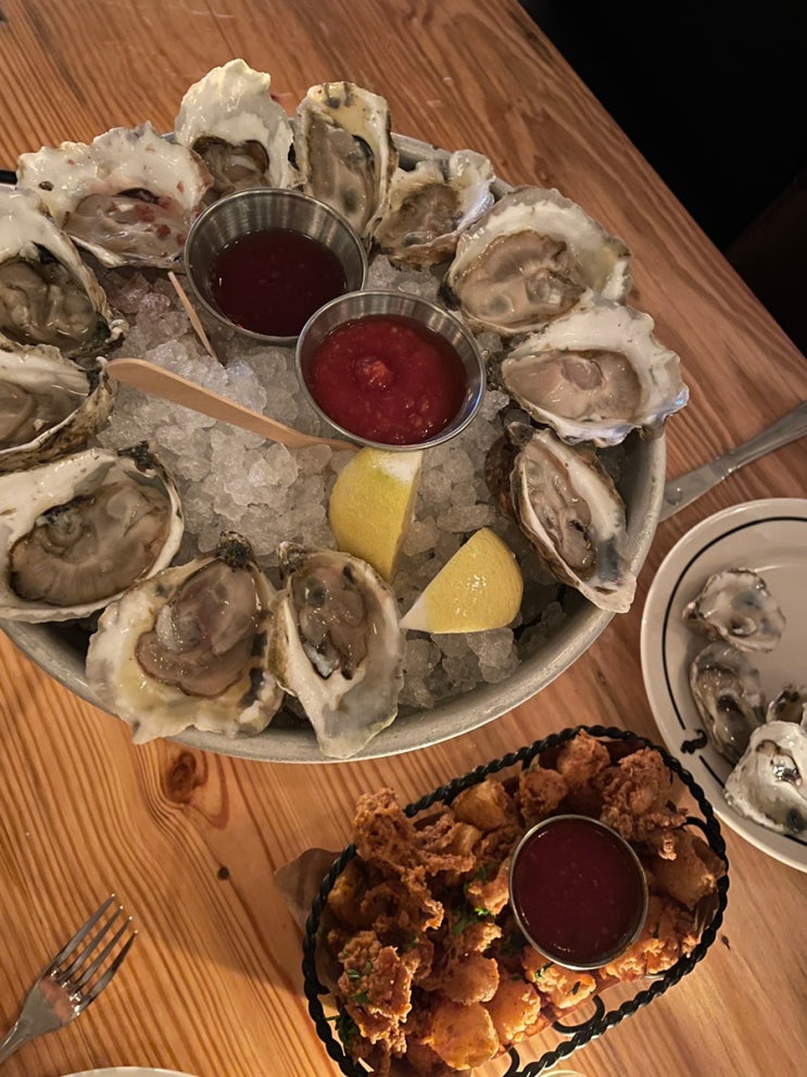 뉴욕 타임스퀘어 근처 오이스터바에서 해피아워 즐기기 Mermaid Oyster ....