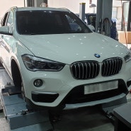 BMW X1 xDrive20d 차량,과속방지턱을 넘을 때 뚜둑하는 이상 하체소음 발생으로 방문을 해 주셨습니다.(로워암 + 로워암부싱 교환)