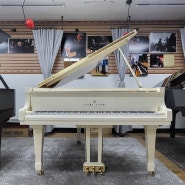 아이보리 색상의 영창 화이트그랜드피아노 G175 음악과 아름다움의 완벽한 조화