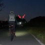 탄천 야간자전거라이딩 대형 사고 조심해야 / 전후 안전등도 없이 어둠 속을 달리는 성남시 탄천의 자전거 시한폭탄 빌런들 단속은?