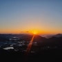 충북 옥천 용암사 운무대 일출 산꼭대기에 있는 사찰의 풍경