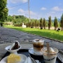 [담양]카페프로젝트 냠냠냠, 적갈색 외관과 푸릇한 야외 테이블을 즐길 수 있는 담양 카페