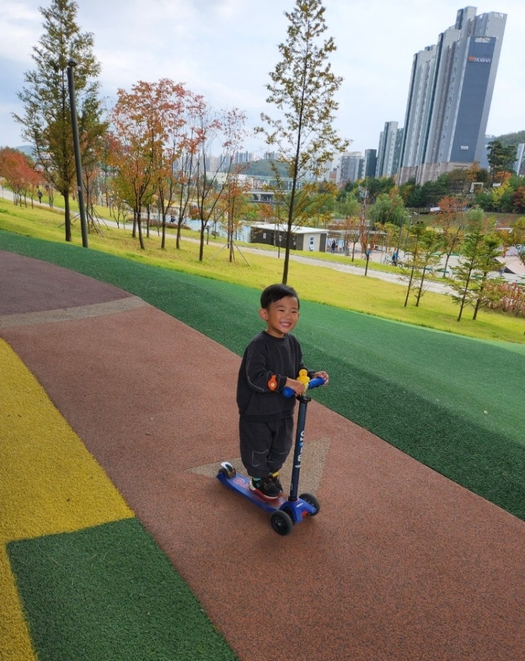 동탄 가볼만한곳 신리천 공원... 놀이터부터 씽씽이 놀이터...