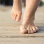 ‘맨발로 걷기’ 열풍… 건강한 발 먼저 만들어야 효과