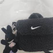 나이키(Nike) NSW Faux Fur Crossbody Bag