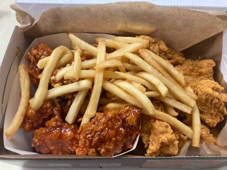 [자담치킨] 핫후라이드 양념반반 / 존맛탱 / 치킨리뷰 / 치킨추천 / 양념치킨추천 / 배곧치킨 / 치킨맛집 : 네이버 블로그