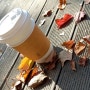 가을의 은행나무 단풍 낙엽 커피의 여유