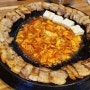 솥뚜껑에 김치와 구워먹는 삼겹살 맛있는 곳 무쇠김치삼겹집
