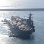 "한반도 위기 속, 미 해군 핵추진 항공모함 '칼빈슨호' 부산 입항! 🚢⚓"