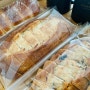 파리바게트 최애빵 3종 : 쫄깃 담백 토종 효모빵, 건포도 토종 효모빵, 우유 듬뿍 연유브레드