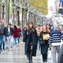 파리 샹젤리제 거리를 걷다