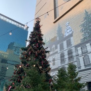 [삼성] 더 현대 무역센터점 ‘해리의 상점’ 스쳐지나면서 크리스마스 느껴보기