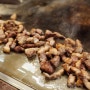 울산 삼산 대형 철판에서 구워먹는 삼겹살, 불쇼까지 즐길 수 있는 육마담