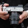 원핸드 컴팩트 풀프레임 미러리스 카메라 소니 A7C2 실버 초보 브이로그 카메라 추천