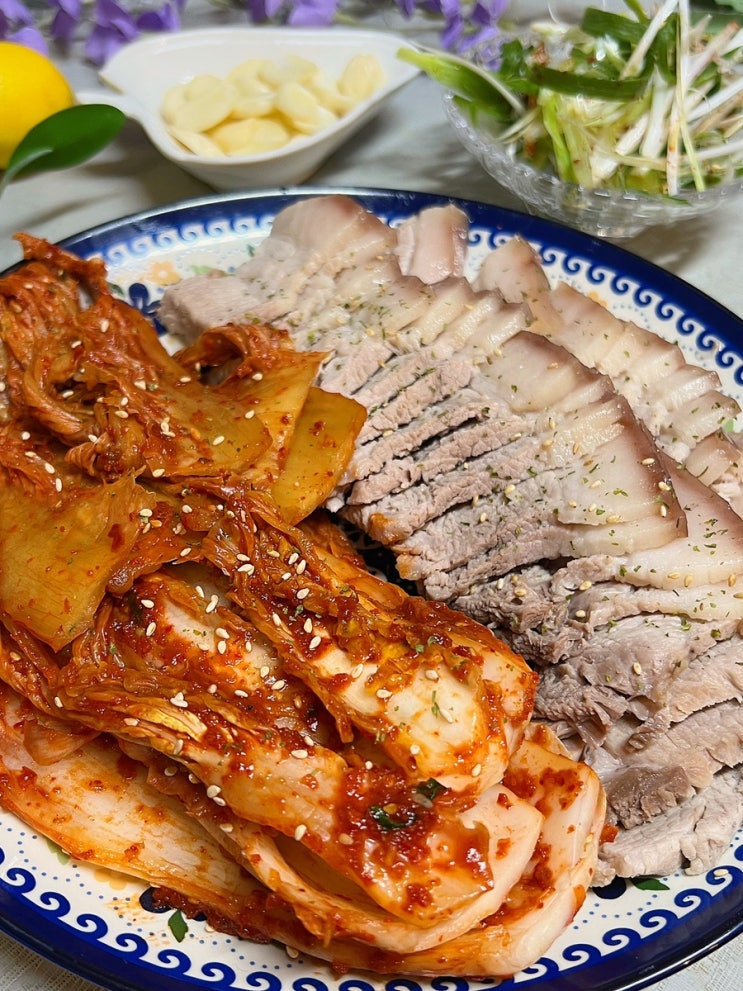 돼지고기 수육 맛있게 삶는법 김장철엔 무조건 수육 먹는 날 수육고기 돼지고기 껍질 붙은 앞다리살 : 네이버 블로그