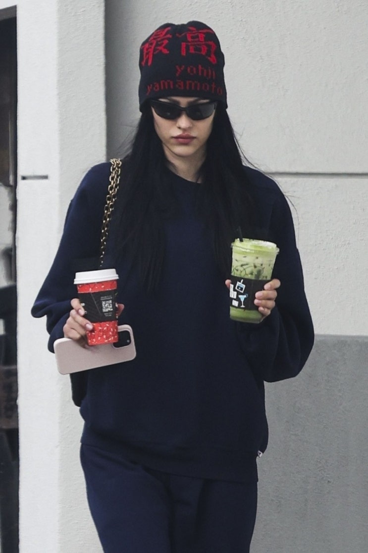 아멜리아 햄린 at Alfred Coffee in Los Angeles 12/23/2023