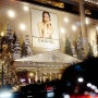 현대백화점 압구정점 2023년 크리스마스 장식과 샤넬 제니의 광고판 고화질 사진으로 감상하세요.