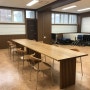 공공기관 회의실의 선택은 RBL형 화이트 오크 원목 테이블, 2개 테이블로 대형 회의 테이블 완성