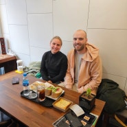 미션매니아카페에서 아침식사하는 네덜란드여행객 커플