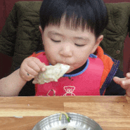 오산 세교 맛집 홍매화국수에서 두돌 아들과 평화로운 식사