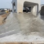 제주시 한림읍 귀덕리 근생시설 (04/07) 콘크리트 바닥 물세척 및 벽체 폐인트 도장 위해 이물질 제거 작업