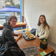 미션매니아카페에서 점심식사하는 프랑스여행객 커플
