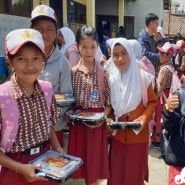 [인도네시아] 아이들에게 배부름이라는 행복을 주었습니다.