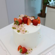 [더도노케익] 우유 생크림 딸기 케이크 - 야당 케이크 / 플라워 케이크 / 운정 수제 케이크 / 주문 케이크 / 생일 케이크 / 예쁜 케이크