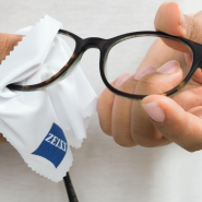 안경을 오래 쓰기 위한 올바른 관리법과 보관법