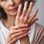 아침에 손가락 관절 통증을 일으키는 원인과 처방 및 평상시 셀프 예방법