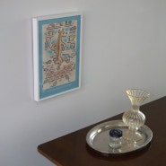 거실인테리어 요세프 차페크 포스터 액자로 꾸미기, 토파즈 하우스