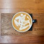 [태국 치앙마이] 로스터리 커피 Roast8ry Coffee : 카페 - 로스터리 커피 플래그십 스토어의 에스프레소 샴페인과 유니콘 라떼 아트