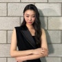 제이백쿠튀르 블랙 플리츠 실크 베스트 드레스를 착용한 모델 배윤영.