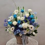마포 웨딩시그니처 결혼식장에 배송된 블루 화이트 컬러 대형꽃바구니