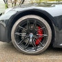 BMW G87 M2 블랙 유광 휠도색 + 레드 캘리퍼 도색