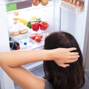 냉장고 문이 잘 안 닫힐 때 집에서 간단하게 해결하기