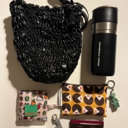 블로그씨의 가방 안은 운동용품들로 가득 찼어요. 나의 필수템 '왓츠인 마이 백'을 사진과 함께 공유해 주세요!