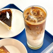 버티컬 커피 - 블루 인테리어와 케이크가 인상적인 홍대 핫플 카페