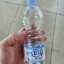 중국 생수 플라스틱 물병. 항공사 비행기와 상하이(상해) 라운지에서 마신 물 350ml